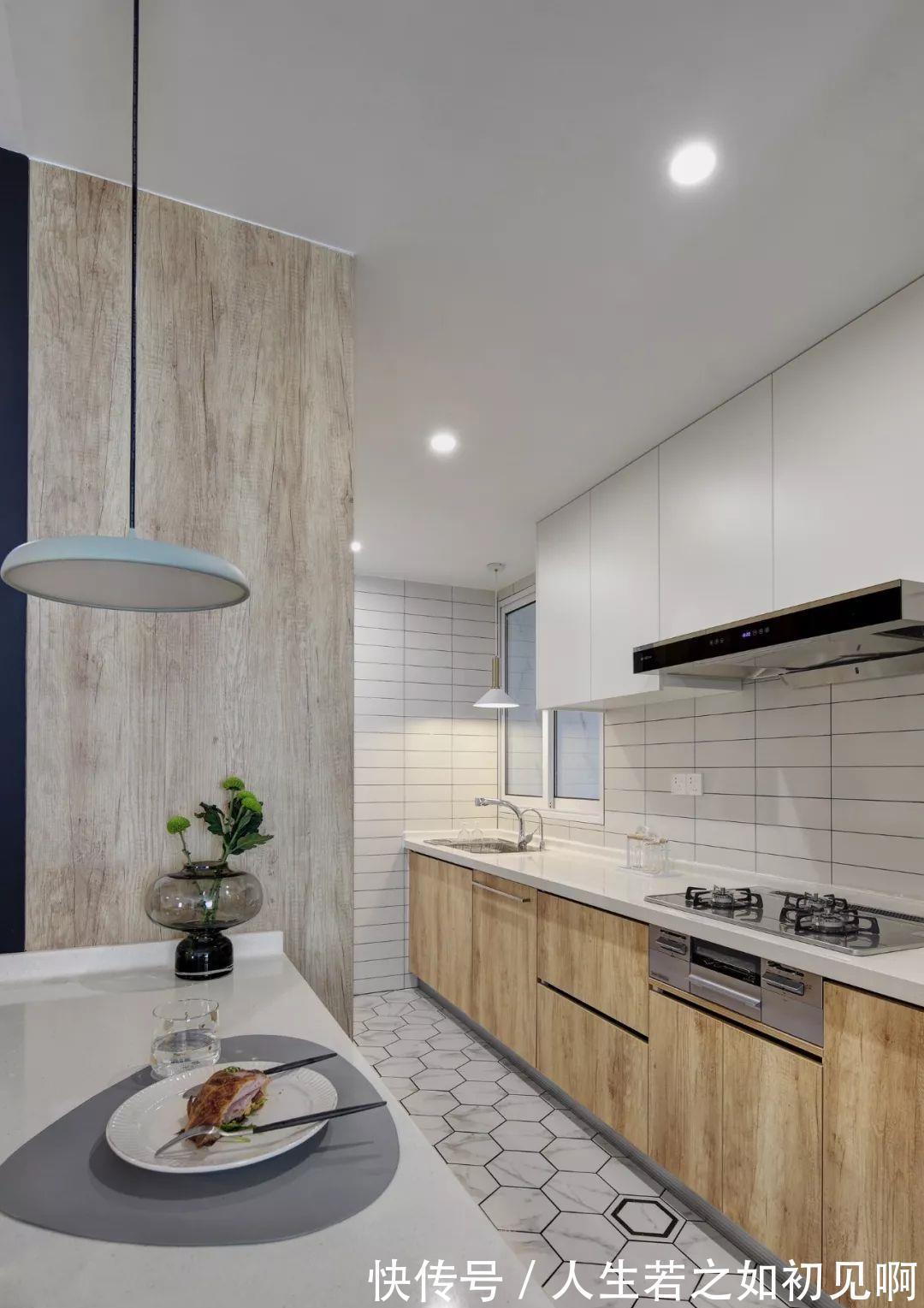 厨房|5㎡厨房这样装,好看又实用!见缝插针塞冰箱,打满橱柜收纳强!