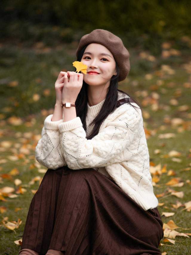 搭配|今年秋天有种穿搭火了,叫“毛衣配半身裙”高级优雅,简直太美了