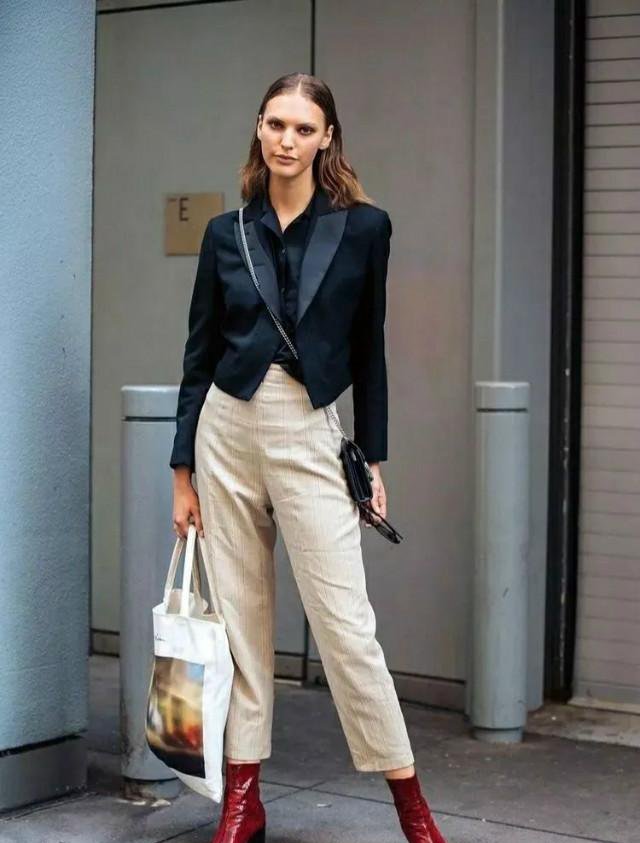 今年流行“西装+平头鞋”一块穿，端庄大气又干练，上班休闲两用