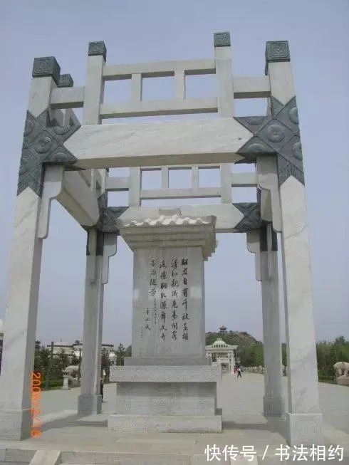 昭君墓#董必武为昭君墓所题写的28个字,笔墨酣畅,瘦劲沉稳,行云流水