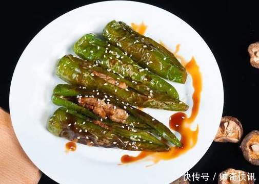 难怪|做虎皮青椒,先放油还是后放油?很多人不懂,难怪不起皮还很油腻