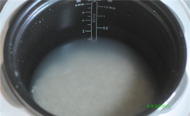 腊肠焖饭|天冷爱做懒人饭,有肉有菜味道好,热热乎乎一大锅,营养真齐活