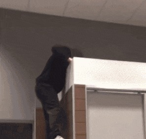 |搞笑GIF:这肯定是摆拍,不信你看这大长腿怎么开车