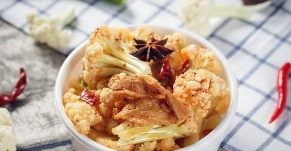 炒花菜前,先过油还是先焯水大厨教你正确做法,花菜又香又入味