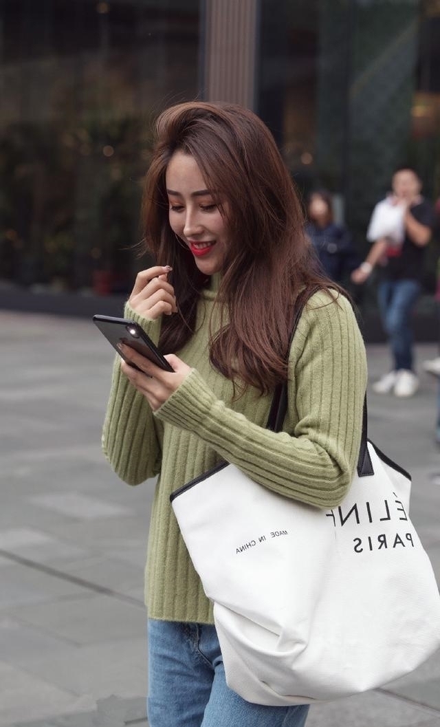 路人街拍,小姐姐穿一身黑色的时尚连衣裙,简洁的裁剪更显女人味