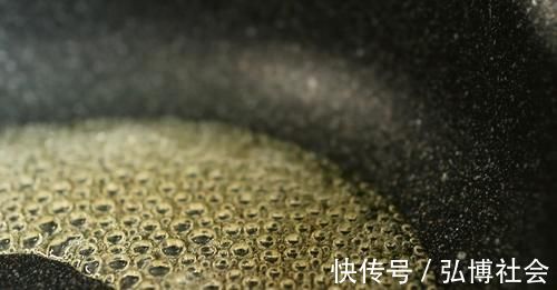 炖猪蹄怎样能上色,只要加了这“三样”,猪蹄红润脱骨,软烂入味