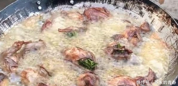 学校附近|大妈校门口卖“稀罕”小吃,10元1个,营养美味,每次需排长队买