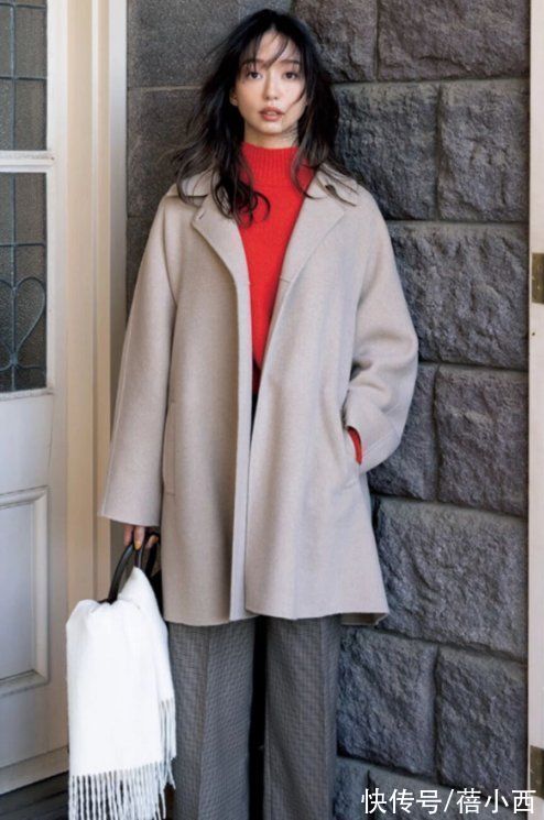 针织连衣裙 冬季买外套,建议40岁女人多选“长款大衣”,时尚、体面又高级