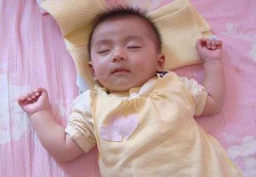 宝妈|新生儿“投降式睡姿”会累吗了解真相后,妈妈再也不给宝宝纠正了