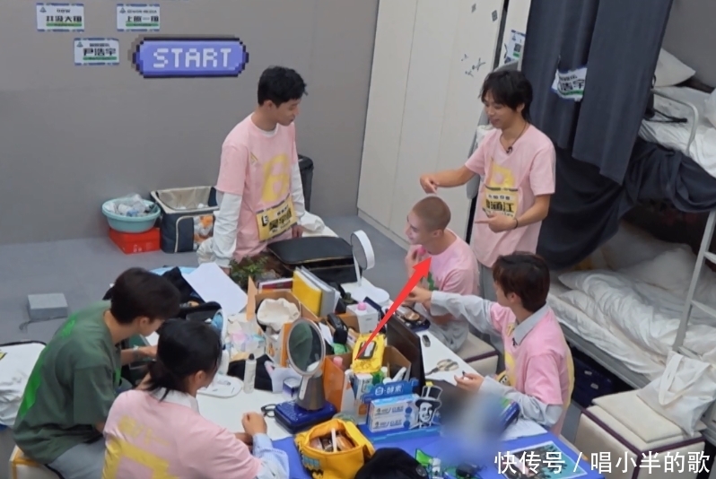 赞多见学姐,又换衣服又喷香水,米卡见学姐,害羞到耳朵发红