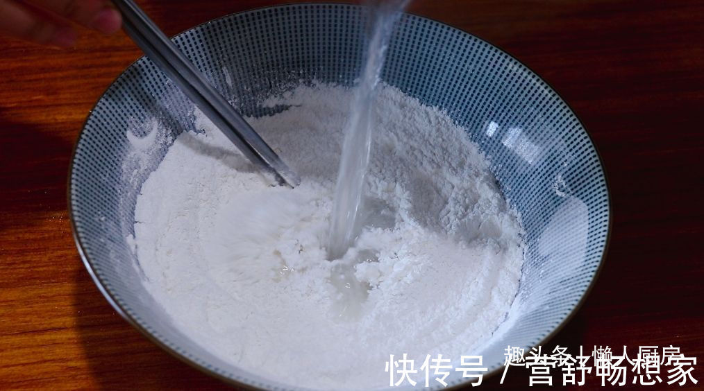 爆浆|年糕不用买,撒点糯米粉,加点热水自己做,咬一口,还会爆浆
