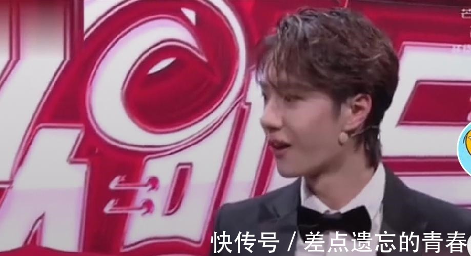 春晚|王一博春晚骑“大摩托”登场,挑战魔术表演,后台采访却笑翻众人