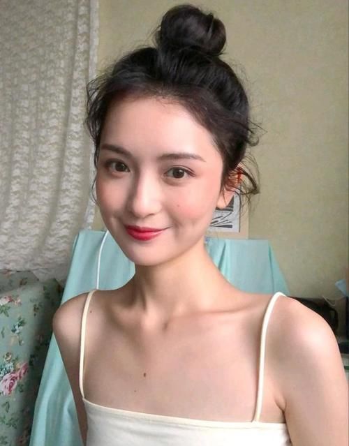 丸子头过时了？那是你不会扎！教你5种洋气扎法，好减龄有关丸子头的不同扎法教程: