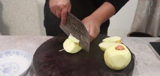 苹果加鸡蛋这么好吃,刚做好就被孩子们抢光了,香甜可口!