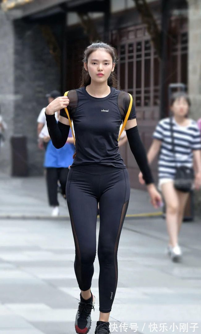 小姐姐 碎花裙搭配纯色T恤的组合,借助高跟鞋的辅助,整体呈现不一样的穿搭