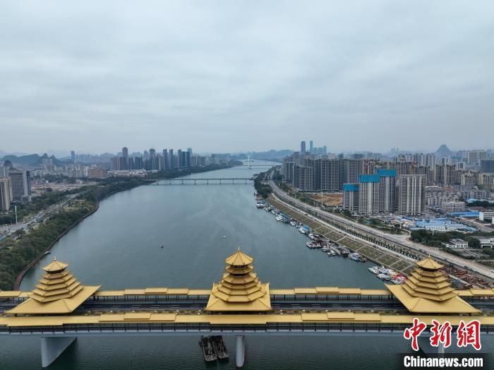 打卡桥|广西柳州万吨跨江风雨桥通车 成“网红”打卡桥