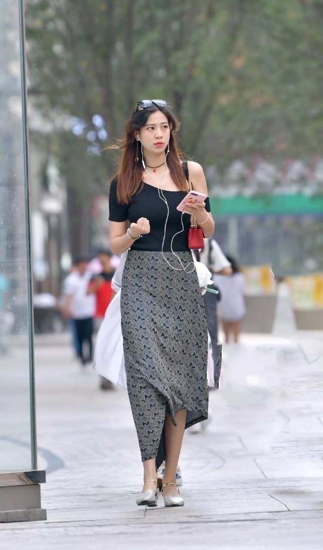 上衣|香娇玉嫩美女,黑色上衣搭配粉色短裙,美到清新脱俗