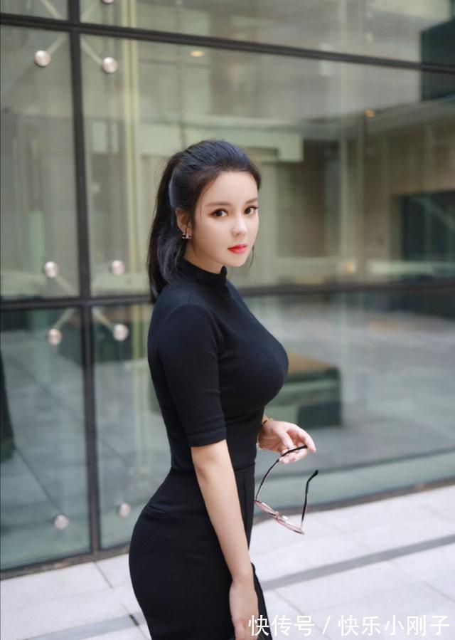 T恤衫 黑色紧身T恤衫配黑色喇叭裤,时尚又漂亮的黑色玫瑰