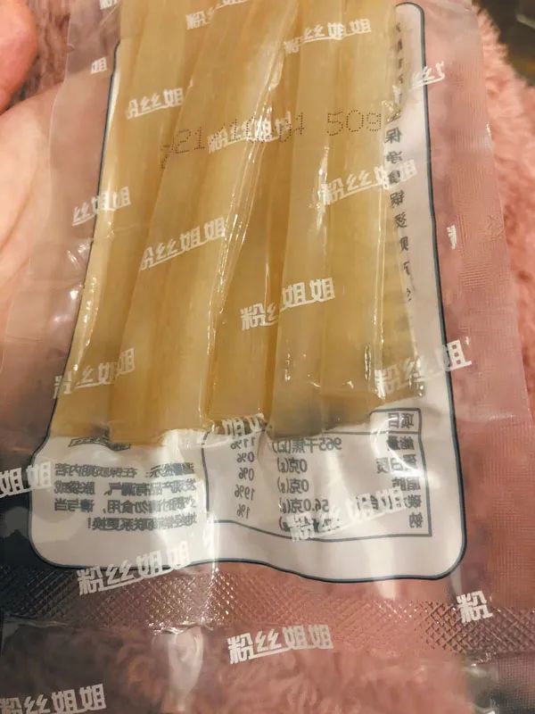 食品|看吐！这一知名连锁超市被曝光：午餐肉长毛、宽粉包渗水发臭