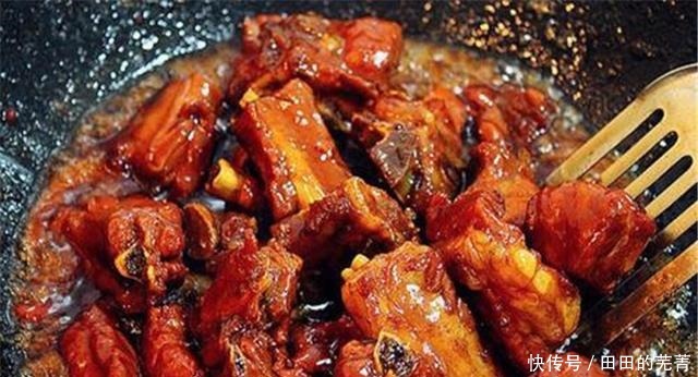  年夜饭上的拿手菜，这样做的烧排骨，肉烂脱骨汤汁浓郁小孩超爱吃