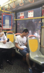 |搞笑段子王:狗狗饿了,看看这车座是不是真皮的