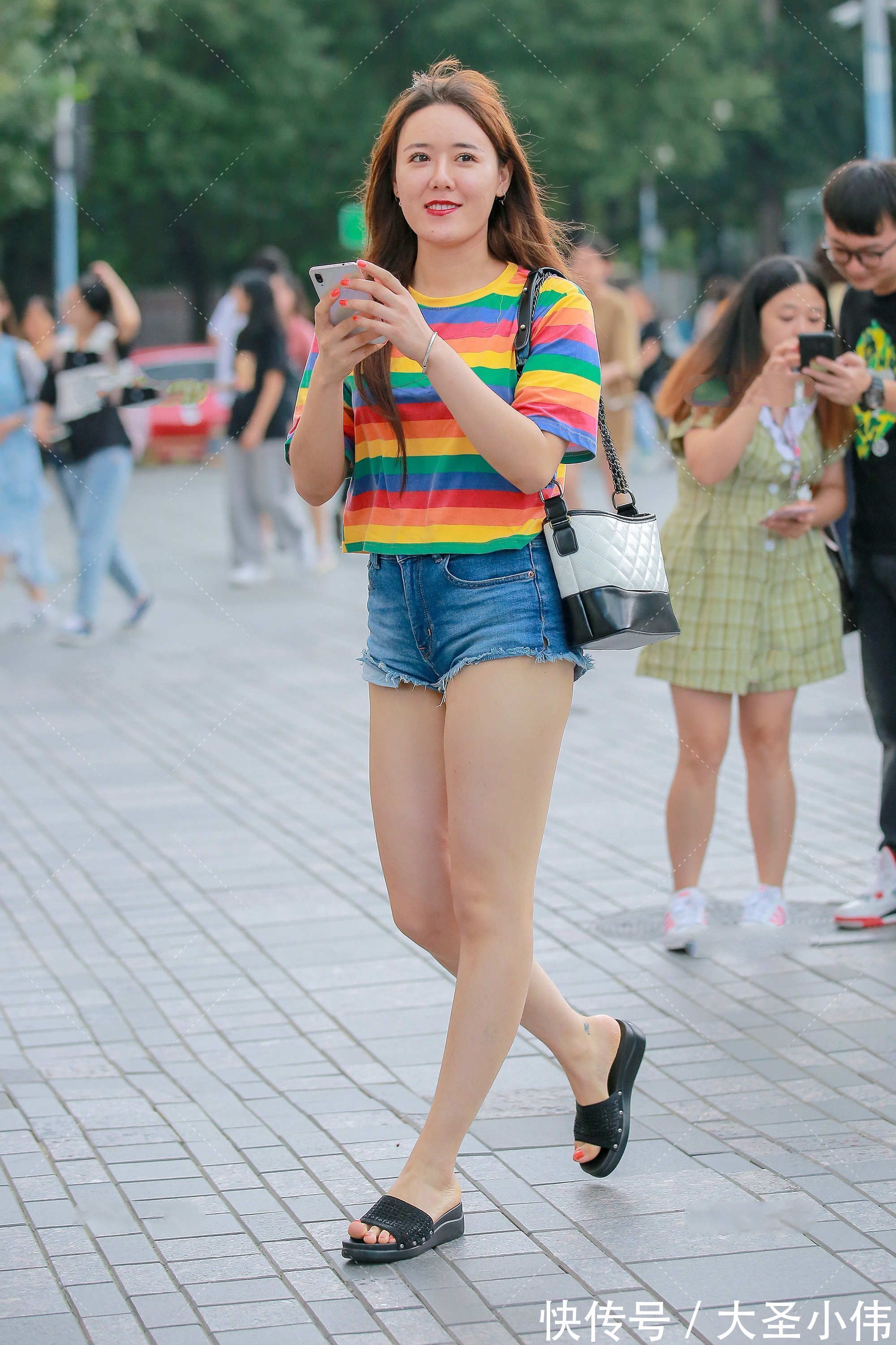 凉拖|美女街拍:彩虹色短袖搭配蓝色牛仔短裤,休闲舒适时尚吸睛,充满元气和活力