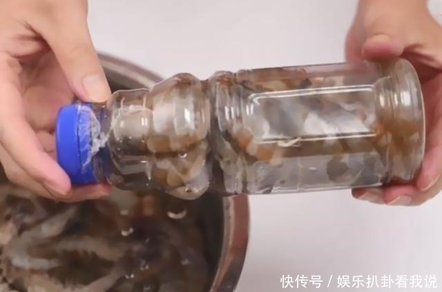 大虾别再放塑料瓶中冷冻了,厨师教你新方法,放1年虾头都不黑