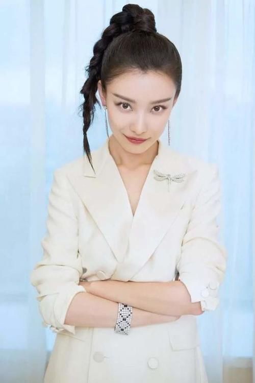 气质|冬天再懒也不要散着头发了,有静电!试试这几款扎发,气质又迷人