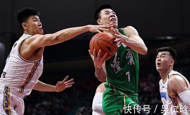 三分球|中规中矩!关键时刻遭弃用,张镇麟暴露两大不足,杨鸣需及时调整