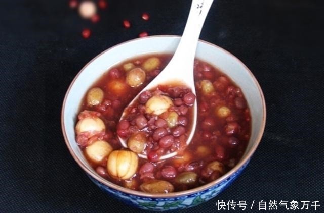 冬季后,记得给家人喝此粥,等于天然“补血库”,脸色更红润