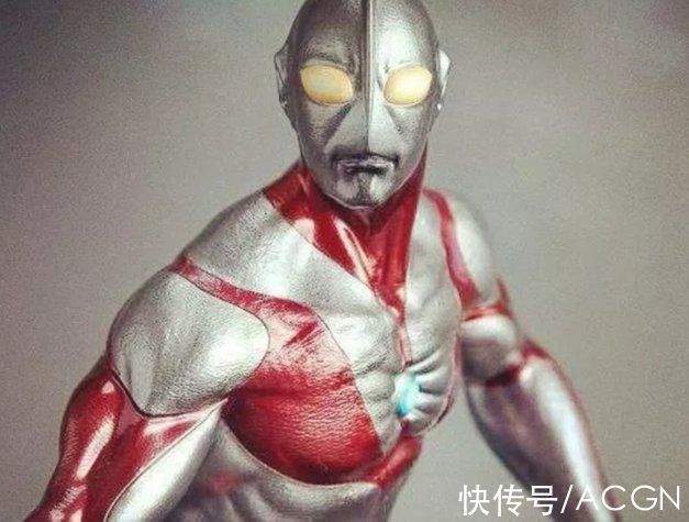 大大佬|网友晒肌肉奥特曼手办,有这腱子肉打怪兽还用亮灯?