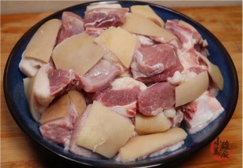 洗羊肉时,只用水冲等于白洗,教你正确做法,羊肉干净、无膻味