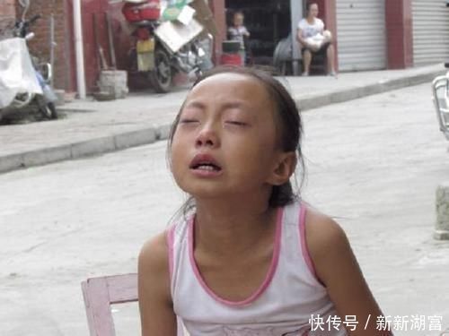 女儿|“妈妈,躲猫猫”,宝妈玩游戏不配合,2岁女儿抬起手臂咬了一口