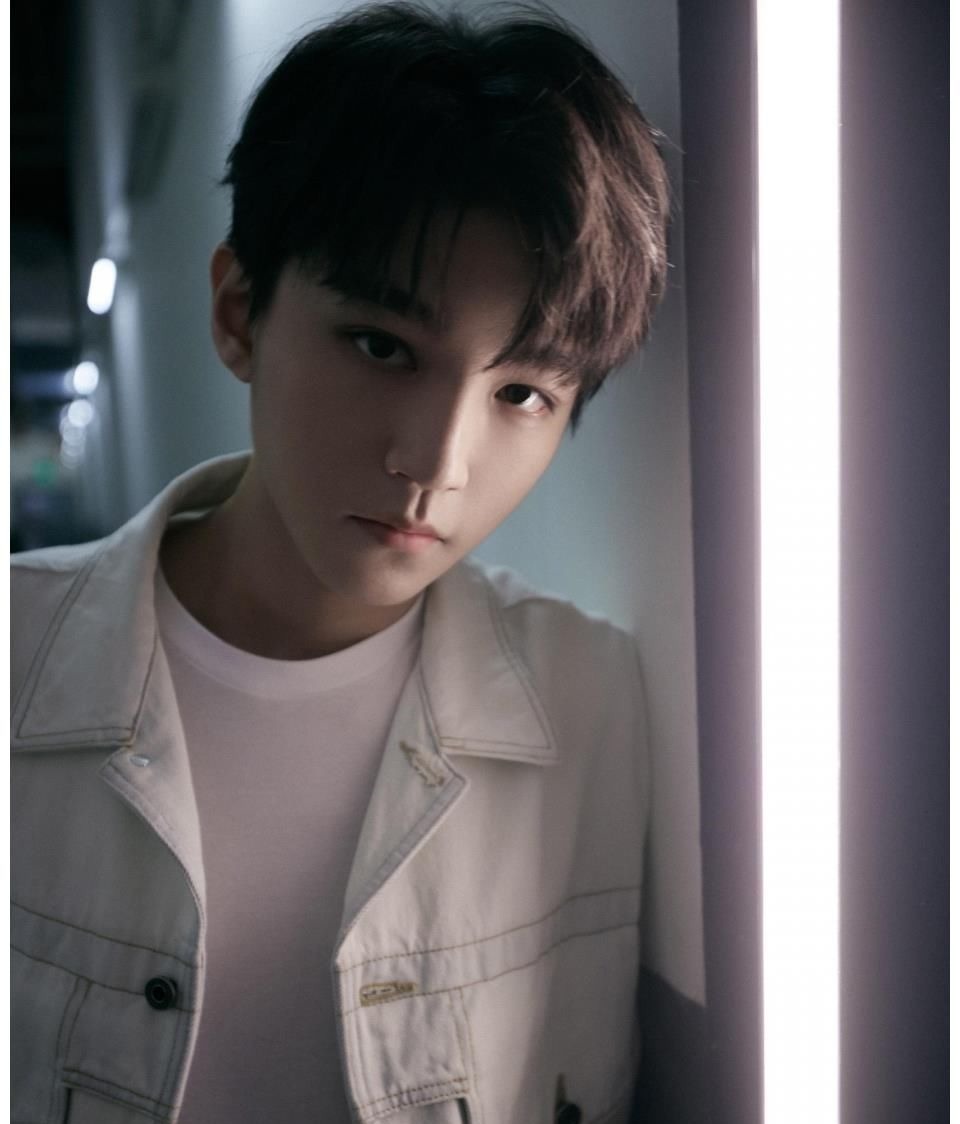 王俊凯王一博王源舞台表演照曝光，王一博果然自成一派，太好笑！