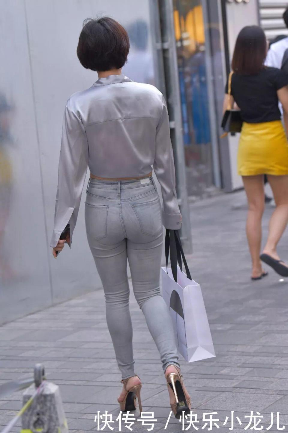 街拍银色牛仔裤搭配金色高跟鞋,时髦新潮更时尚
