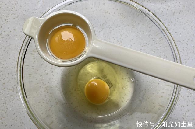 二个鸡蛋一勺面粉这样做,香软酥脆,入口即化,一口一个真过瘾
