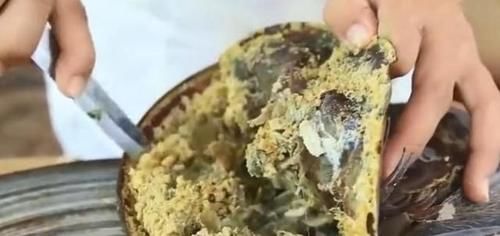 掰开|大娘甩卖“万人迷”小吃,10元一只,以为被坑了,掰开后连吃十只