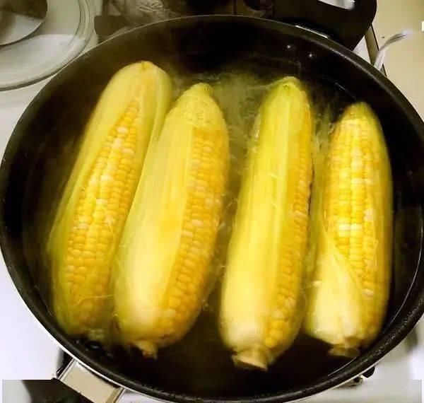 比买|煮玉米时,只放清水就错了,多加一点“它”,鲜甜软糯,比买的香