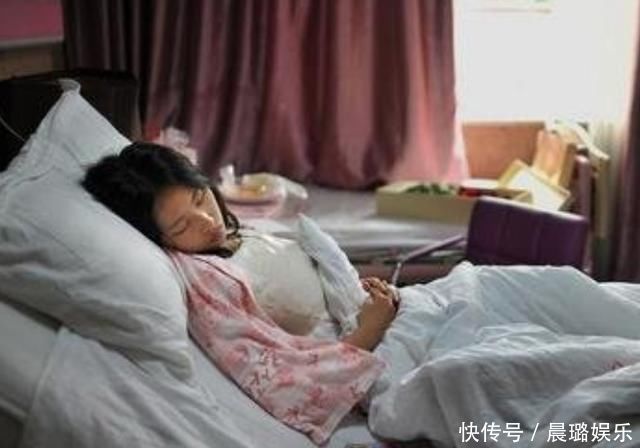 美女大学生跑操时“昏倒”,同学们赶快送诊,母亲很难没脸见人了