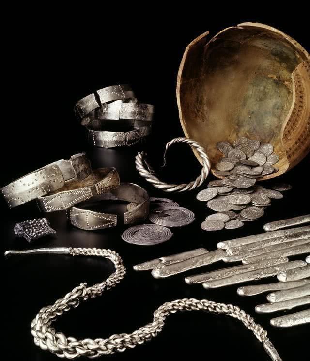  圆环|荷兰农民捡到一个圆环，本以为是易拉罐环，没想到是值10万的模型