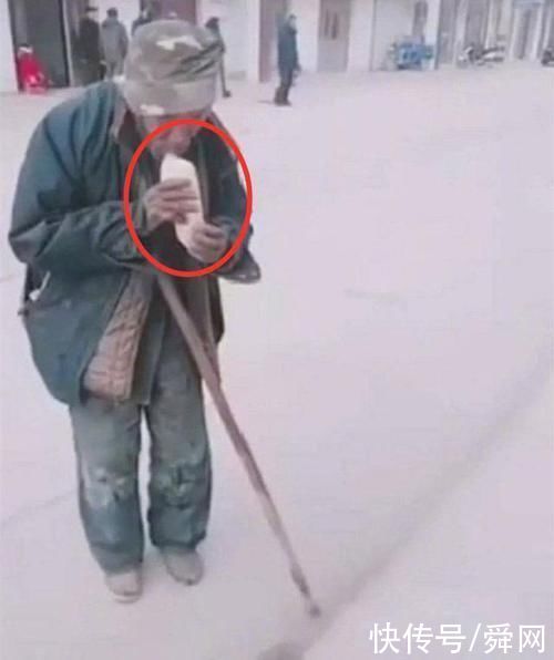 孩子|3岁儿子偷偷拿走家里馒头，爸爸好奇跟随，看到的画面让他泪目!