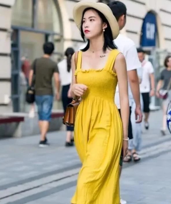 女人味|清新靓丽的短发美女,长袖搭配热裤,精美时尚又显大气