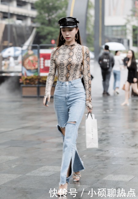高挑的小姐姐,身穿蛇纹上衣+破洞牛仔裤,欧美范十足