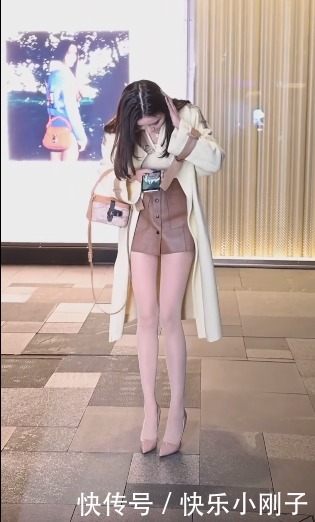 小姐姐真臭美,突然就开始秀美腿,不过是真的美