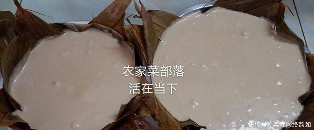  倒入|糖水倒入糯米粉, 大火蒸60分钟, 地道的年糕就做好了!