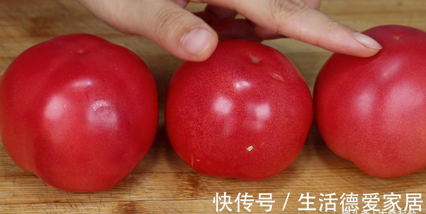 西红柿去皮,最忌开水烫,费时费力,教你2招,简单又实用