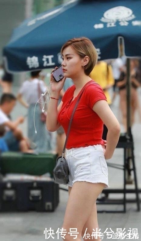 t恤|红色T恤,搭配白色牛仔短裤,热情奔放又洋气!