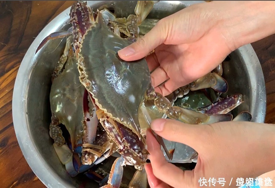 蒸螃蟹，万不可直接上锅蒸多加这1步，蟹肉鲜香，不断腿不流黄
