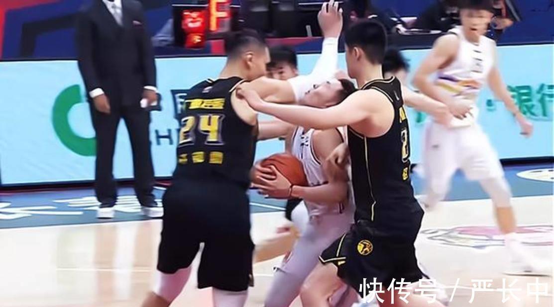 暴力犯规|CBA上演暴力犯规,廖三宁2根骨头被当众打断,114号裁判却无视!