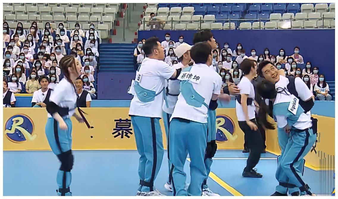 名牌|蔡徐坤打篮球衣服让女嘉宾扯坏,名牌秒被撕掉,录节目像进了盘丝洞